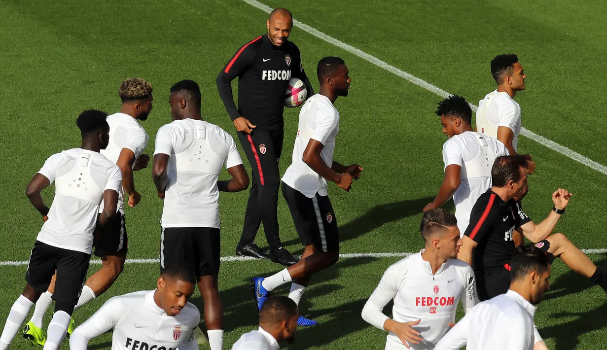Pelatih baru AS Monaco, Thierry Henry, saat memimpin sesi latihan di La Turbie, Monaco, Jumat (19/10/2018). Thierry Henry menggantikan posisi Leonardo Jardim yang baru saja dipecat pada awal musim ini. (AFP/Valery Hache)