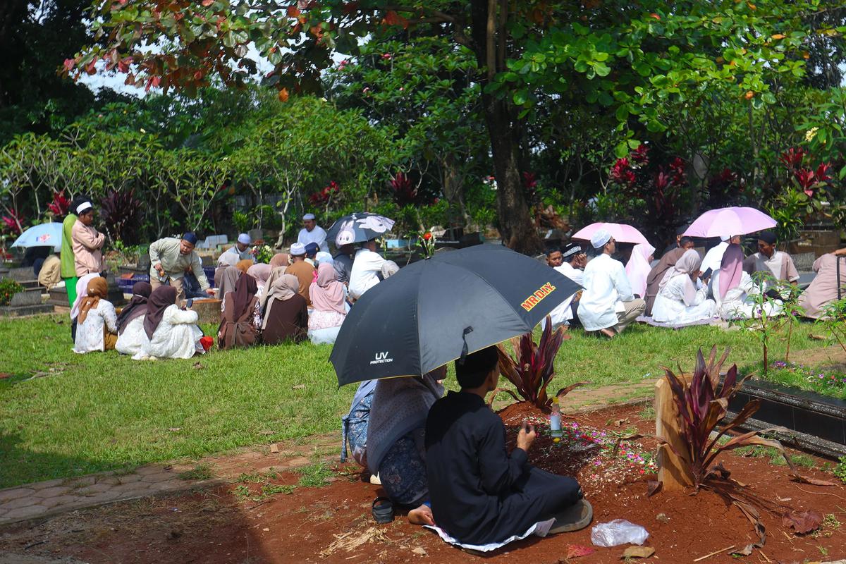 FOTO: Tradisi Ziarah Kubur Usai Shalat  Idul Fitri