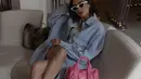 Sejumlah influencer internasional juga mengunggah OOTD mereka dengan koleksi Kipling x Barbie.  [Foto: Instagram/ Kipling]
