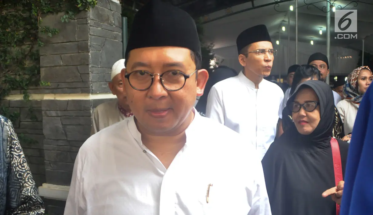 Wakil Ketua DPR RI Fadli Zon menghadiri persemayaman Ani Yudhoyono di Puri Cikeas, Bogor, Jawa Barat, Minggu (2/6/2019). Sejumlah tokoh terus berdatangan jelang pemakaman istri presiden ke-6 RI Susilo Bambang Yudhoyono (SBY) tersebut. (Liputan6.com/Immanuel Antonius)
