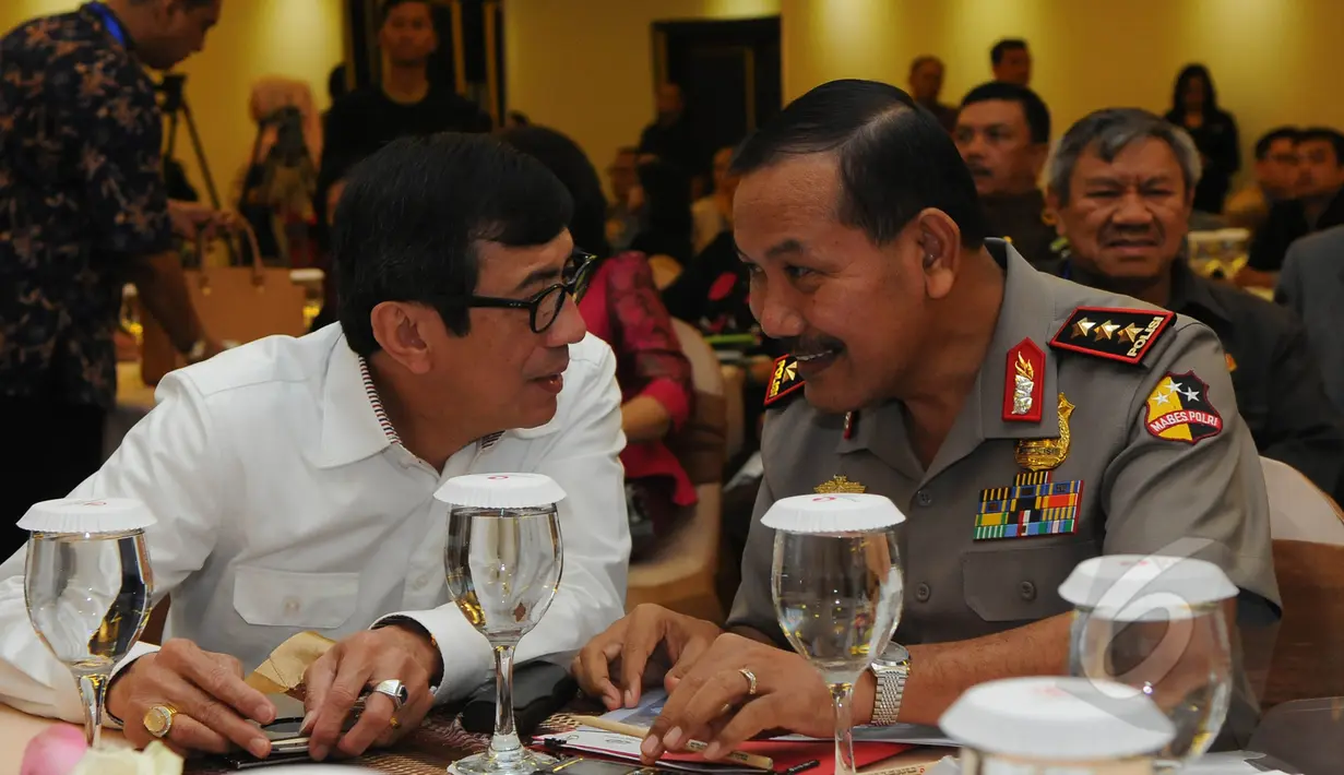 Menkumham Yasona Laoly (kiri) berbincang dengan Wakapolri Komjen Pol Badrodin Haiti disela acara seminar hukum "Demokratisasi dalam Penegakan Hukum" di Jakarta, Senin (23/3/2015). (Liputan6.com/Herman Zakharia) 