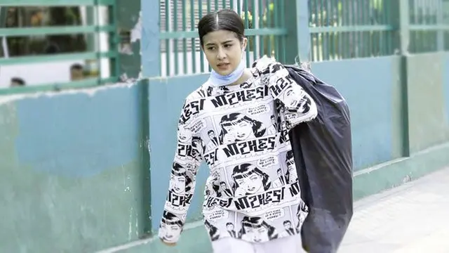 7 Momen Awkarin Bersih-Bersih Sampah di DPR Usai Demo Bareng Relawan