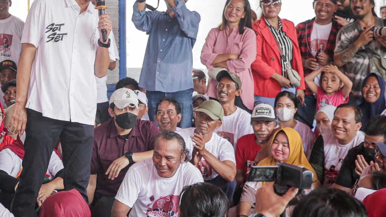 Calon presiden nomor urut 3 Ganjar Pranowo melakukan dialog dengan nelayan saat menggelar kampanye di wilayah Cilacap, Jawa Tengah, Selasa (9/1/2024).
