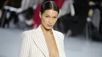 Model Bella Hadid memeragakan Blazer terbaru hasil kreasi Alexandre Vauthier sebagai bagian dari pertunjukan koleksi Haute Couture Spring / Summer 2020 di ajang Paris Fashion Week di Paris, Prancis (21/1/2020). (AP Photo/Christophe Ena)