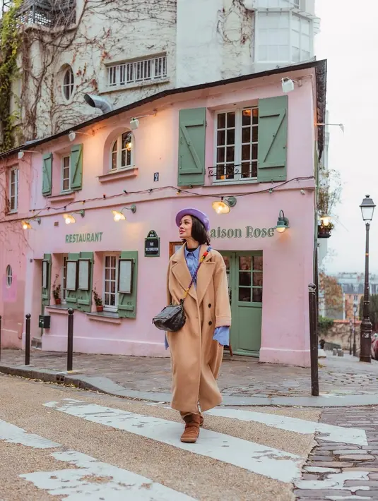 Long coat dan topi baret menghadirkan kesan chic yang tak tertandingi.