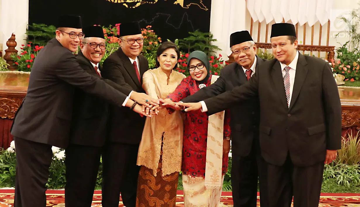Tujuh anggota Dewan Kehormatan Penyelenggara Pemilu (DKPP) periode 2017-2022 berfoto bersama usai acara pelantikan dan sumpah jabatan di Istana Negara, Jakarta, Senin (12/6). Pelantikan dipimpin langsung oleh Presiden Jokowi. (Liputan6.com/Angga Yuniar)