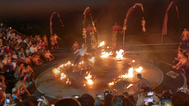 Aksi Hanoman dalam Pertunjukan Tari Kecak di Pura Uluwatu, Bali