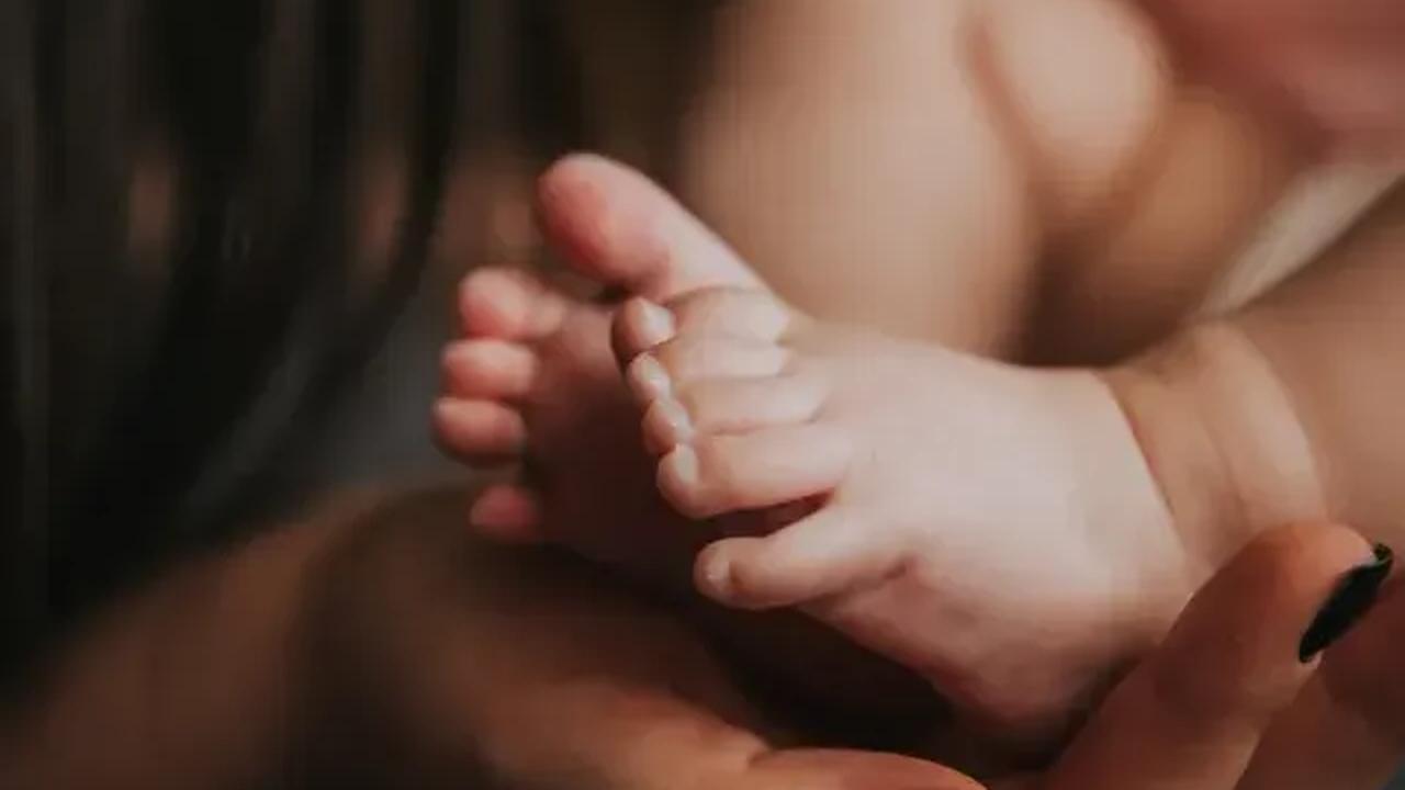 Polemik bayi tertukar antara milik Siti Mauliah (37) dengan pasien D, menuju titik terang saat keduanya bersedia melakukan tes DNA di Puslabfor Polri, Kecamatan Babakanmadang, Kabupaten Bogor, Senin (21/8).