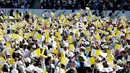 Bendera Vatikan dikibarkan warga ketika mereka menunggu kedatangan Paus Fransiskus di Stadion Zayed Sports City di Abu Dhabi, Uni Emirat Arab, Selasa (5/2). (AP Photo/Kamran Jebreili)