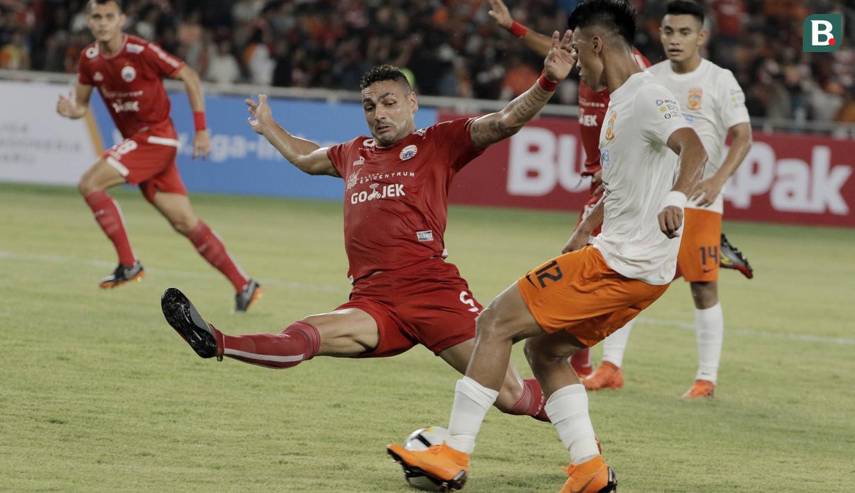 Bek Persija Jakarta, Jaimerson, mengahdang striker Borneo FC, Lerby Eliandry, pada laga Liga 1 di SUGBK, Jakarta, Sabtu (14/4/2018). Persija unggul 1-0 atas Borneo FC di babak pertama. (Bola.com/M Iqbal Ichsan)