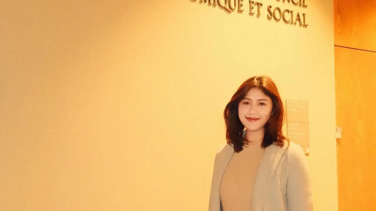 Gaya Layering Erina Gudono, Ikut Tren "One Day vs Day One" Saat Bekerja di UNESCO