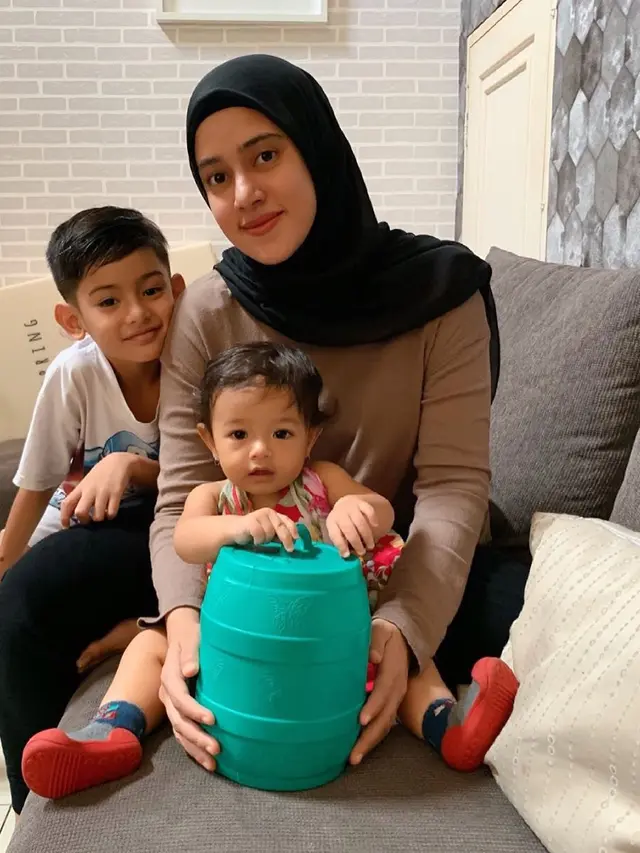 Hamil Anak Ketiga, Ini 6 Potret Fairuz A Rafiq saat Momong Dua Buah Hatinya