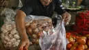 Pedagang memasukkan bawang merah ke dalam plastik saat melayani pembeli di Pasar Kebayoran Lama, Jakarta, Kamis (2/5/2019). Naiknya harga kebutuhan pokok jelang Ramadan dikarenakan permintaan konsumen meningkat. (Liputan6.com/JohanTallo)