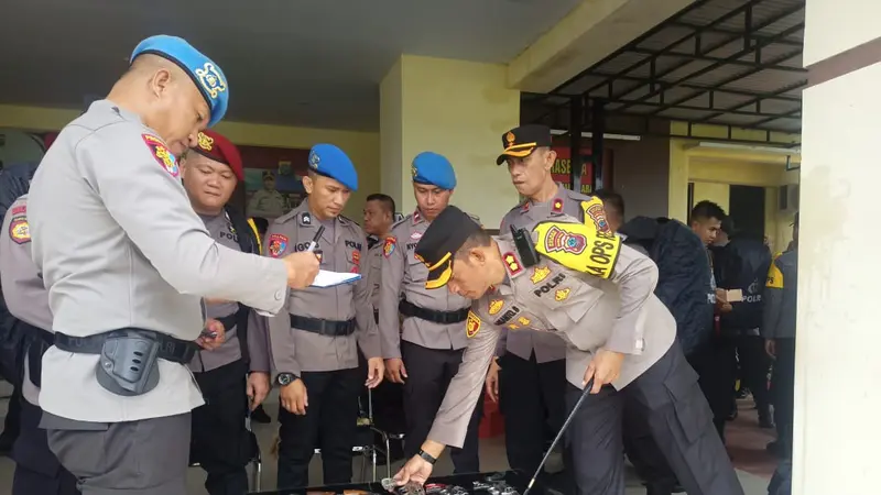 Kapolres Bolmong AKBP Arianto Salkery SH MH menyita sejumlah senjata api dari personel pada Senin (12/2/2024) pagi.