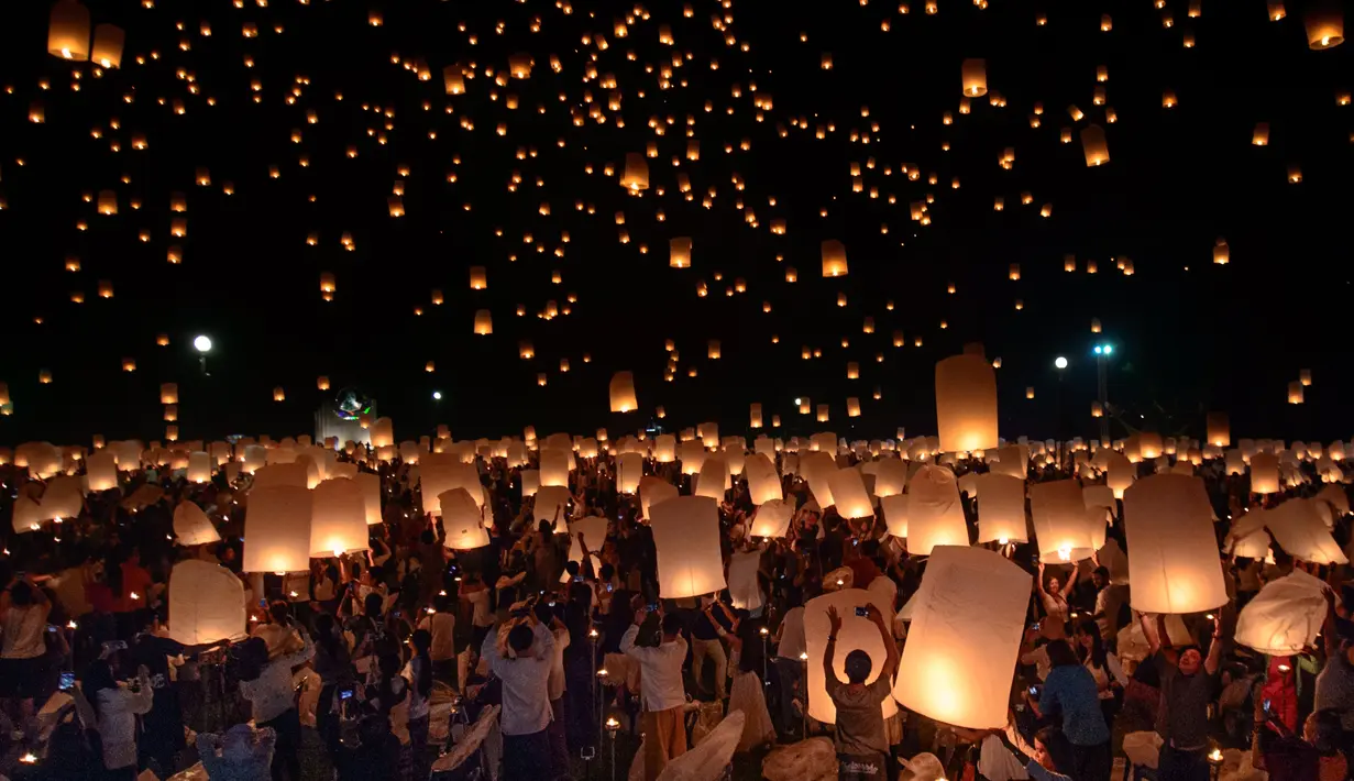 Ribuan lampion dilepaskan ke udara saat perayaan festival Yee Peng di Chiang Mai (3/11). Tradisi melepas lampion ini selain sebagai penghormatan kepada Budha juga diharapkan untuk membuang nasib buruk dan kemalangan ke udara. (AFP Photo/Roberto Schmidt)