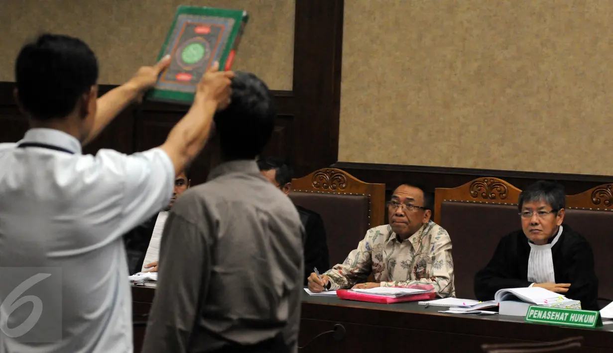 Terdakwa korupsi dan pemerasan di Kemenbudpar dan Kementerian ESDM Jero Wacik Saat menjalani Persidangan lanjutan di Pengadilan Tipikor, Jakarta Pusat, Kamis (3/12). (Liputan6.com/Helmi Afandi)