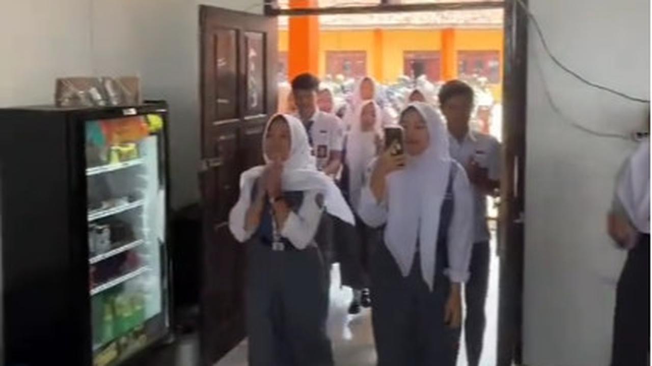 Keren Banget, Aksi Para Siswa Berikan Kejutan Ultah untuk Bapak Kantin Ini Curi Perhatian