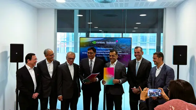 President Director and Chief Executive Officer IOH, Vikram Sinha dan Senior Vice President of Telecom NVIDIA, Ronnie Vasishta menandatangani MoU tentang pembentukan lanskap teknologi Indonesia di MWC 2024, Barcelona. Credit: IOH
