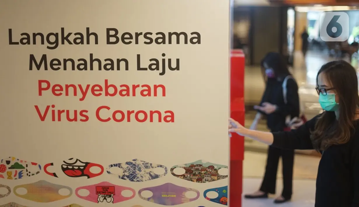 Pengunjung membeli masker dari mesin penjual otomatis (vending machine) di Senayan City, Jakarta, Jumat (6/11/2020). Penyediaan dua mesin penjual masker otomatis tersebut bertujuan memudahkan pengunjung untuk dapat membeli masker di dalam mal. (Liputan6.com/Immanuel Antonius)