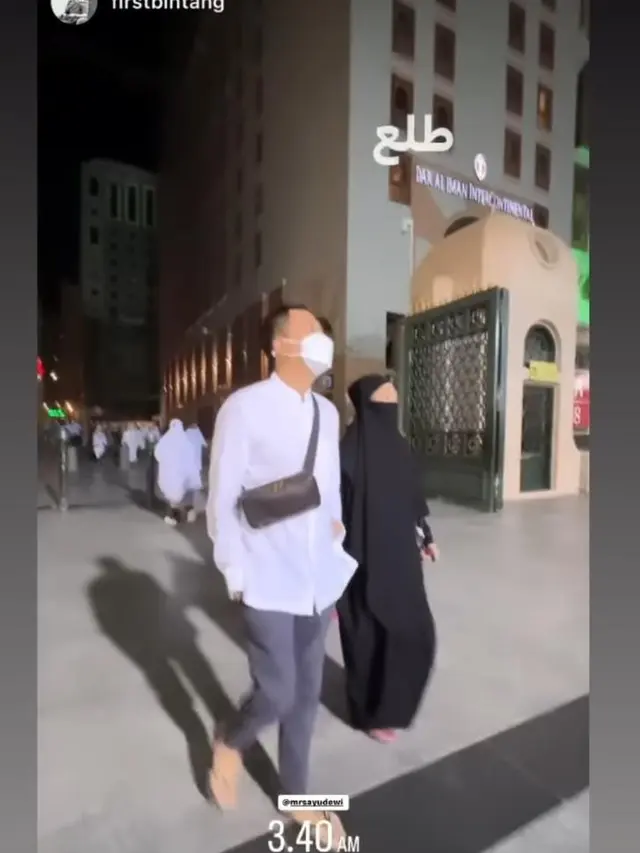Potret mesra Ayu Dewi dan Regi Datau saat umrah