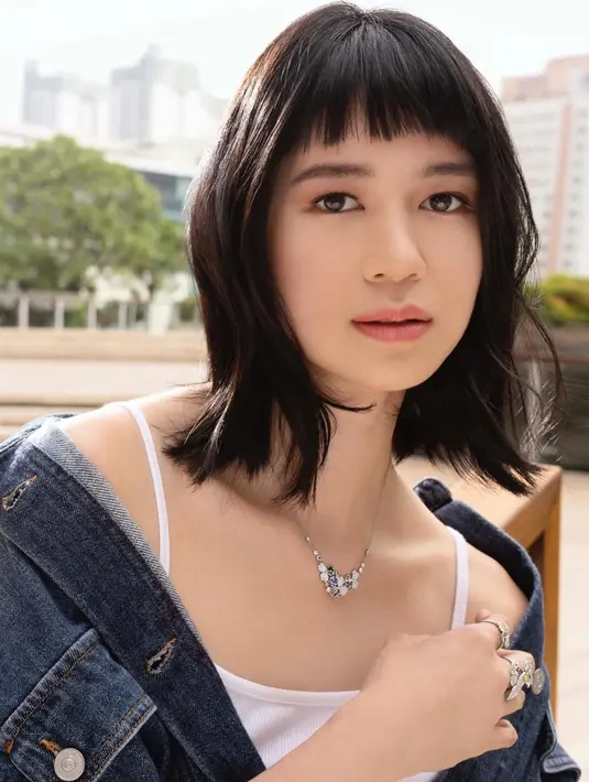 Menjadi seorang wanita karir dengan aktivitas yang padat membuat pemilik taman bermain 'Haluu World' ini suka gaya simpel dan praktis. Salah satu gaya rambut Laura yang bisa kamu coba adalah gaya rambut pendek blow out shaggy.(Liputan6.com/IG/@laurabas)