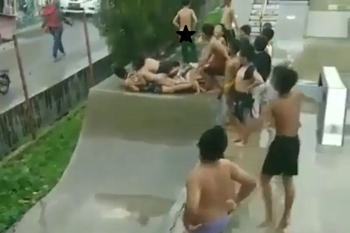 Bahagia Itu Sederhana! Nggak Punya Skateboard, Bokong Pun Jadi