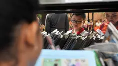 Ditengah keluhan sejumlah Sekolah Negeri akibat Buku Paket yang tidak kunjung tiba, buku Pelajaran kurikulum 2013 justru dijajakan secara bebeas di sejumlah toko Buku.