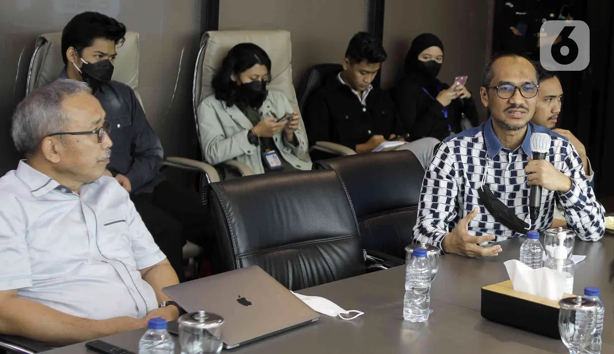 Mantan Ketua Komisi Pemberantasan Korupsi (KPK) dan Dewan Pembina ASA Indonesia, Abraham Samad (kanan) menyampaikan keterangan saat meluncurkan website Cek Pemilu di Kantor ASA Indonesia, Jakarta, Selasa (20/12/2022). ASA Indonesia sebagai lembaga yang konsen terhadap isu antikorupsi, HAM, dan perkuatan demokrasi meluncurkan website Cek Pemilu sebagai platform pengecekan reputasi seseorang yang akan maju pada Pemilu 2024. (Liputan6.com/Herman Zakharia)