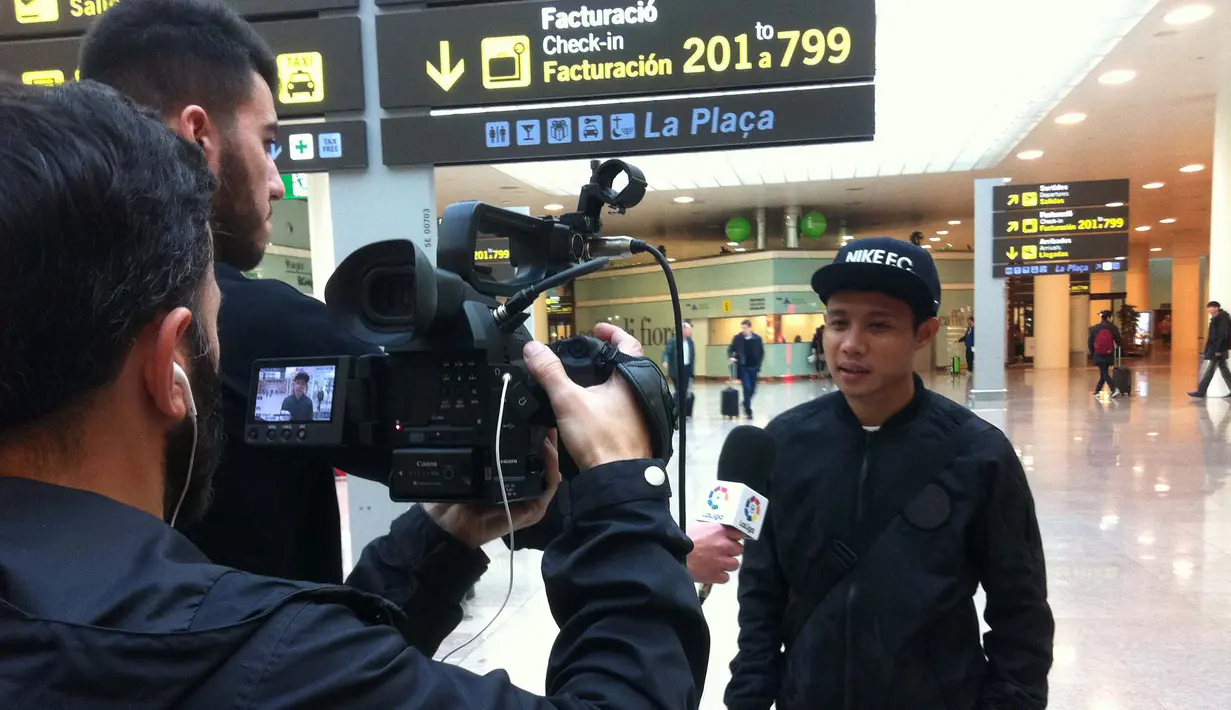 Evan Dimas Darmono mendarat di bandara Barcelona-El Prat, Rabu (3/2/2016) dan langsung diwawancara televisi La Liga . (Bola.com/La Liga)