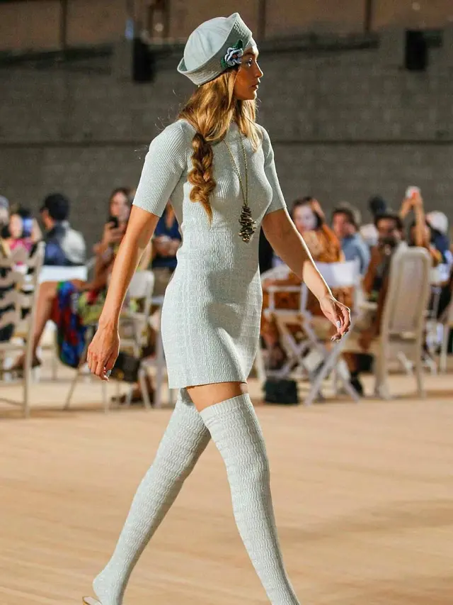 Gigi Hadid Kehilangan Sepatu di New York Fashion Week