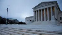 Foto pada 12 Maret 2020 ini menunjukkan gedung Mahkamah Agung AS di Washington DC, Amerika Serikat. Sejumlah bangunan ikonis (landmark) di Washington DC, termasuk Gedung Putih, terpaksa ditutup sementara untuk umum akibat wabah COVID-19 yang tengah merebak di negara itu. (Xinhua/Ting Shen)