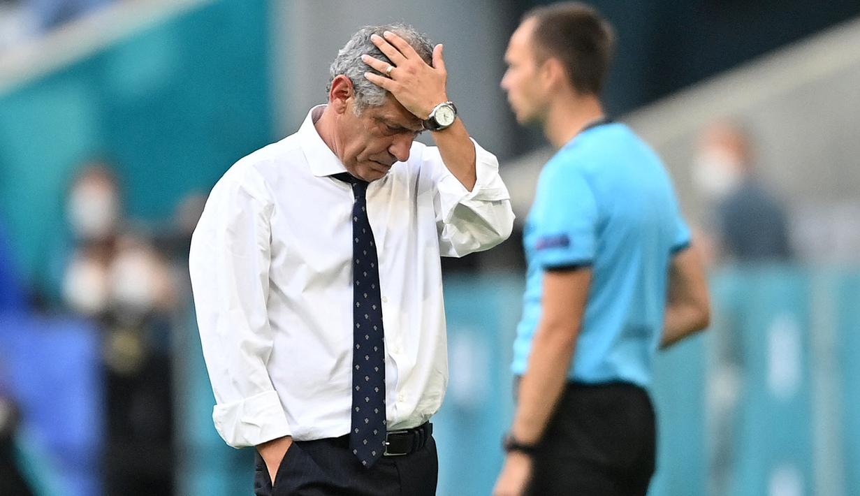 Pelatih Portugal Fernandos Santos senang bukan kepalang usai timnya tertatih-tatih untuk bisa bermain di Piala Dunia 2022 Qatar. Santos yang berumur 67 tahun tersebut akan bertarung dengan Ghana, Uruguay, Korea Selatan di grup H. (AFP/Pool/Philipp Guelland)