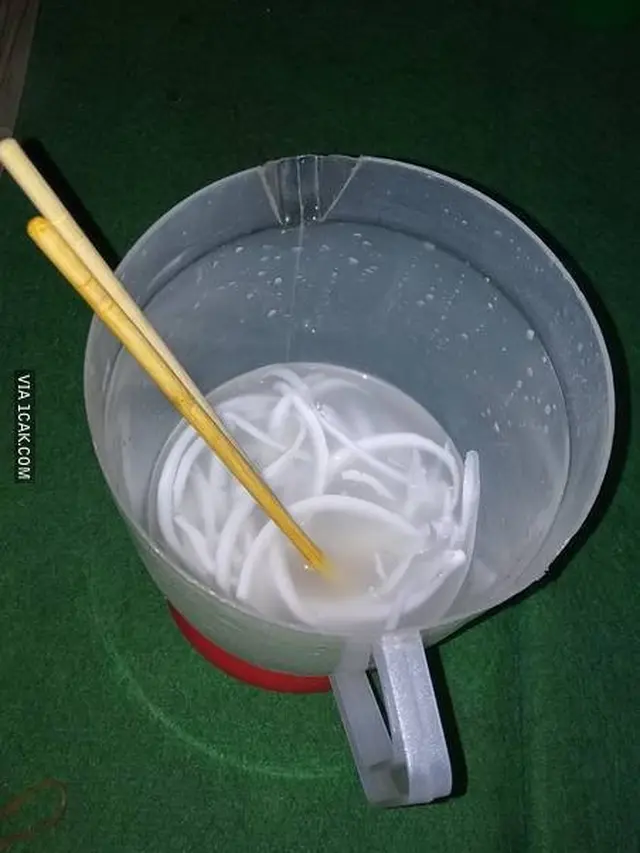 6 Cara Makan Pakai Sumpit Ini Kelewat Nyeleneh, Kocak