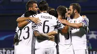 Miralem Pjanic merayakan golnya bersama pemain Juve lain, pada Rabu (28/9/2016). (REUTERS/Antonio Bronic)