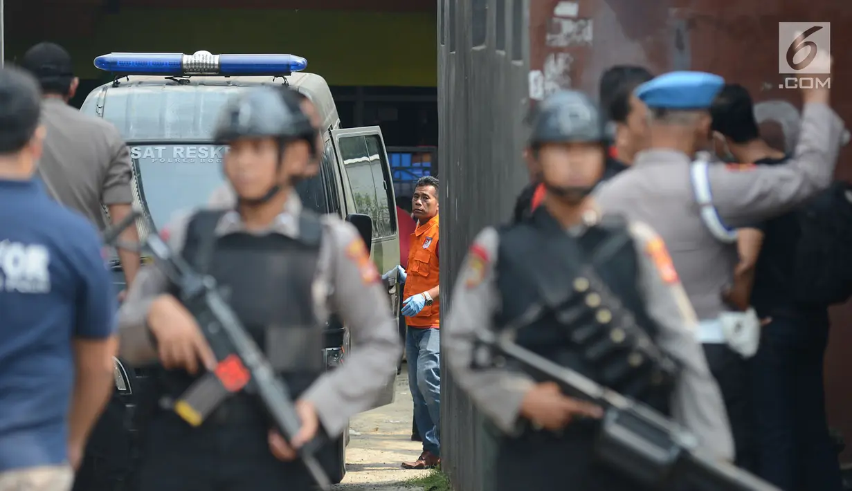 Sat Reskrim Polres Bogor saat akan menggelar olah tempat kejadian perkara (TKP) di rumah terduga teroris di Nanggewer, Cibinong, Bogor, Jawa Barat, Sabtu (18/5/2019). Polisi telah mengamankan terduga teroris jaringan ISIS berinisial E alias Abu Rafi alias Pak Jenggot (51). (merdeka.com/Imam Buhori)