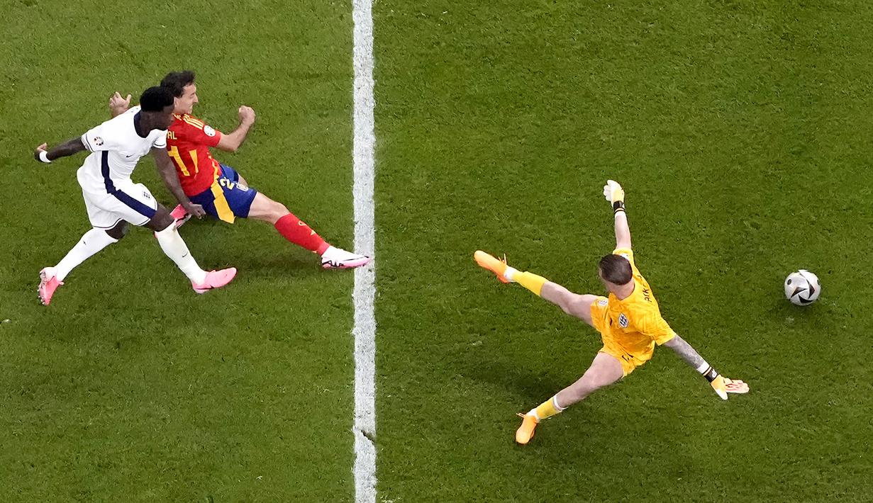 Gelandang Timnas Spanyol, Mikel Oyarzabal (tengah) mencetak gol kedua timnya ke gawang Timnas Inggris pada laga final Euro 2024 di Olympiastadion, Berlin, Jerman, Minggu (14/7/2024). (AP Photo/Thanassis Stavrakis)