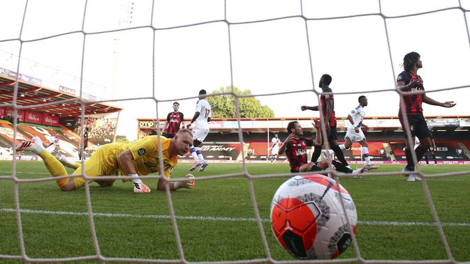 Kiper Bournemouth Aaron Ramsdale tak mampu menghentikan tendangan pemain Crystal Palace Jordan Ayew pada pekan ke-30 Liga Inggris di Vitality Stadium, Minggu (21/6/2020) dini hari WIB.(AP Photo/Ian Walton, Pool)