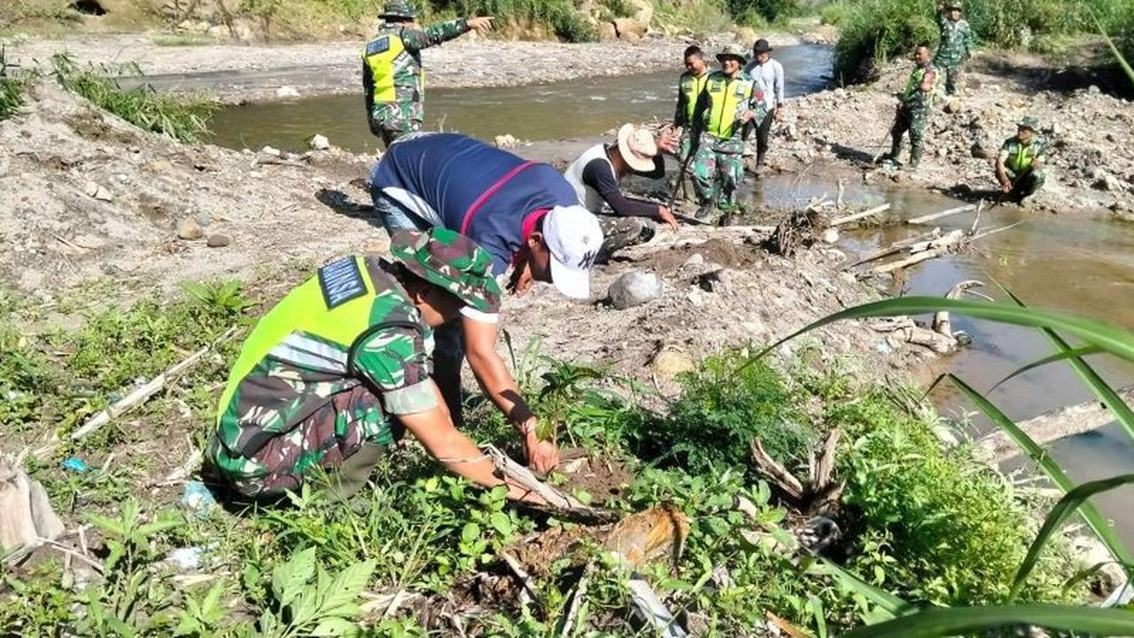 Prajurit TNI Hijaukan Bener Meriah, Cegah Longsor di Bantaran Sungai Redelong