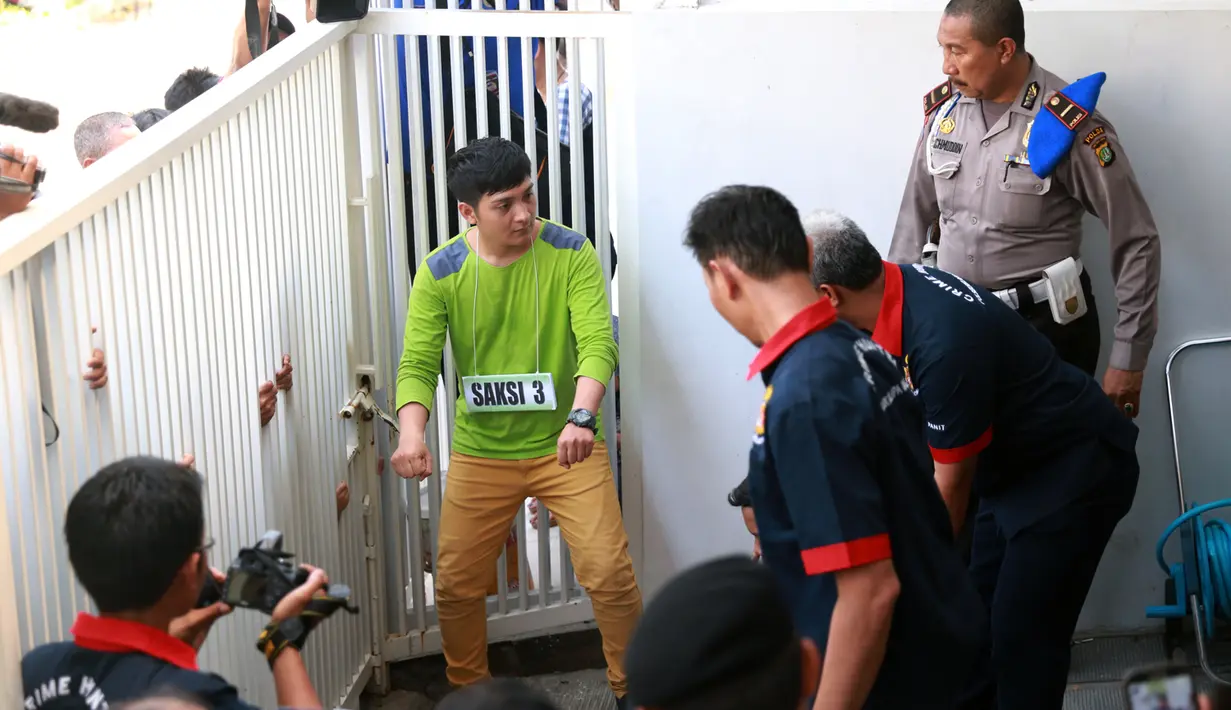 Saksi dan korban memperagakan adegan, rekonstruksi berjalan aman dan tertib. (Adrian Putra/Bintang.com)