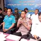 Deputi Bidang Pemberantasan BNN, Irjen Pol Arman Depari, didamping sejumlah pejabat kepolisian lainnya saat memberikan penjelasan kepada media pascapengungkapan pabrik pembuat pil PCC terbesar di Indonesia di Kota Tasikmalaya, Kemarin (Liputan6.com/Jayadi Supriadin)
