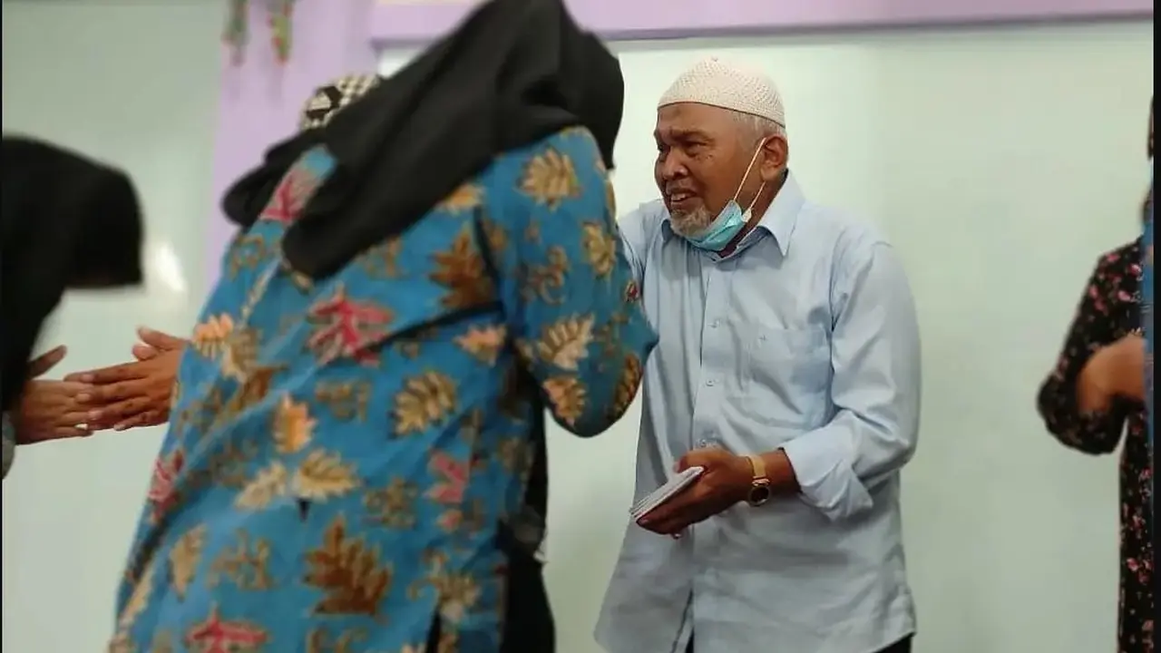 Kakek Suhud (https://www.instagram.com/p/CVaBj4BP51K/)