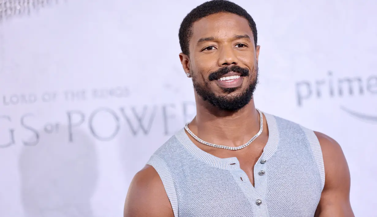 Michael B. Jordan tersenyum saat menghadiri pemutaran perdana "The Lord of the Rings: The Rings of Power" di The Culver Studios di Culver City, California (15/8/2022). The Lord of the Rings: The Rings of Power akan tayang perdana pada 2 September. (Matt Winkelmeyer/Getty Images/AFP)
