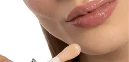 Bibir yang lembap menjadi kunci utama untuk mendapatkan tampilan glazed lips yang halus, berkilau, dan tahan lebih lama. (Foto/Dok: Ysl)