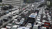 Kendaraan terjebak macet di Jalan Gatot Soebroto dan tol dalam kota, Jakarta, Jumat (16/11). Menteri PPN/Kepala Bappenas Bambang Brodjonegoro menyatakan kemacetan di Jakarta mengakibatkan kerugian sekitar Rp 67,5 triliun. (Liputan6.com/Immanuel Antonius)