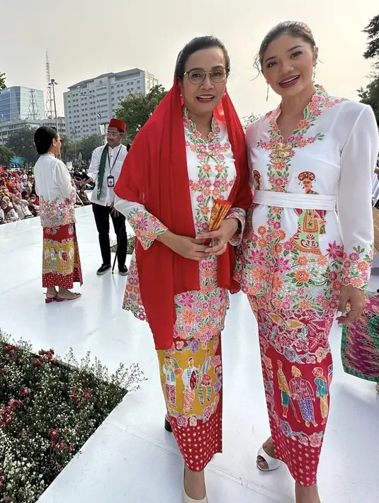 Nuansa Warna vibrant menjadikan tampilan keduanya terlihat begitu playful.  [Foto: Instagram/ Sri Mulyani]
