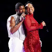 Alicia Keys dan Usher tampil bersinar dengan busana berbalut kristal (@dolcegabbana)