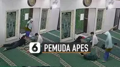 Seorang emak-emak terekam melempar sapu ke arah anaknya yang sedang ngobrol santai dengan rekannya.