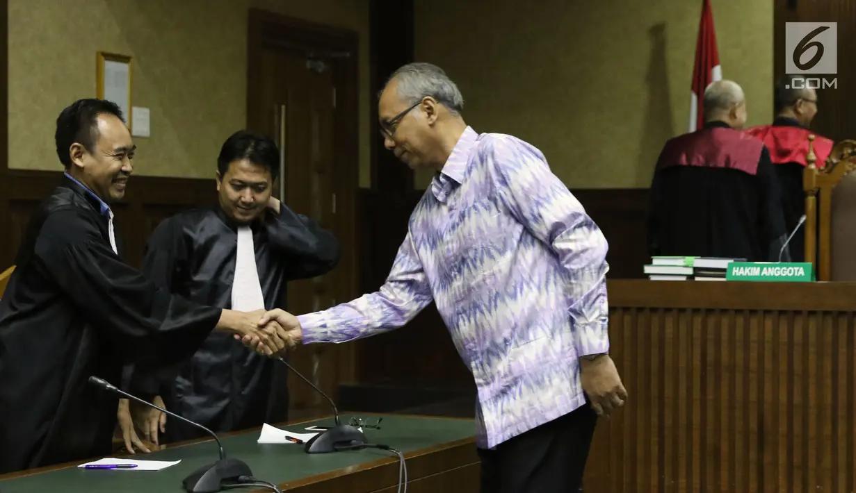 Terdakwa perintangan penyidikan korupsi E-KTP, Bimanesh Sutarjo menyalami JPU KPK usai menjalani sidang putusan di Pengadilan Tipikor, Jakarta, Senin (16/7). Sebelumnya, JPU KPK menuntut hukuman enam tahun penjara. (Liputan6.com/Helmi Fithriansyah)