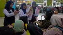 Sejumlah petugas melakukan sosialisasi untuk pencegahan virus Corona di Stasiun Gambir, Jakarta Pusat, Jumat (31/01). PT Kereta Api Indonesia (persero) melakukan sosialisasi kepada penumpang dengan membagi-bagikan masker di stasiun Gambir guna mencegah virus corona. (merdeka.com/Imam Buhori)