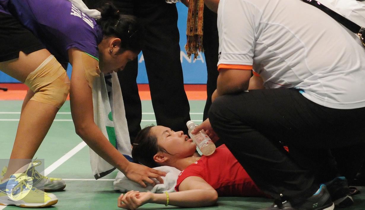 Tim medis memberikan pertolongan buat pebulutangkis Thailand, Ratchanok Intanon saat berlaga melawan Lindaweni Fanetri (Indonesia) di Total BWF Championships 2015 di Jakarta, Kamis (13/8/2015). (Liputan6.com/Helmi Fithriansyah)